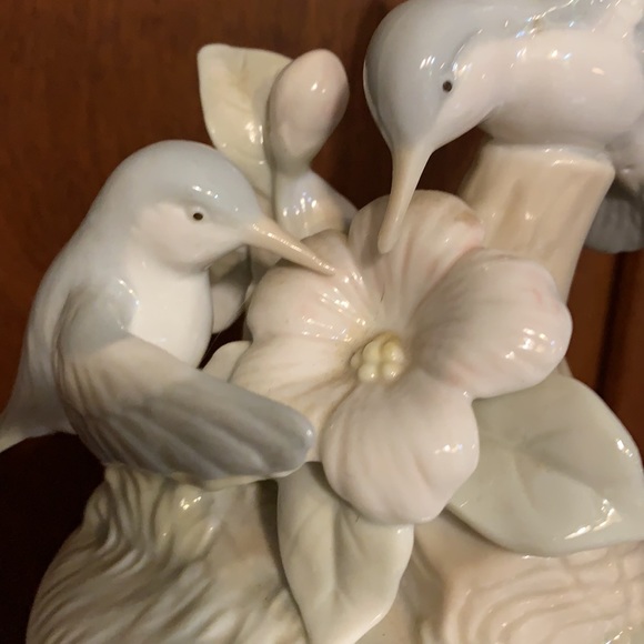 SALE!! Porcelain humming bird musicbox.  2 - Picture 3 of 7